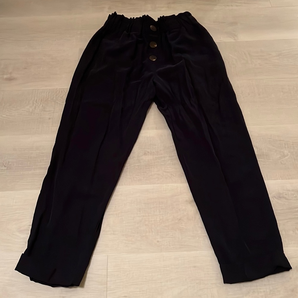 This is a cropped trouser from Zara, it’s navy and it hadn’t been used.